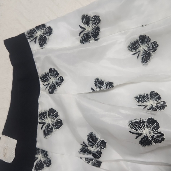 TALBOTS Elegant Black and White Floral Skirt Size 12 butterflies design - Picture 14 of 15